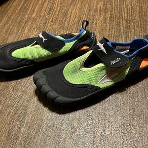NEWTZ WATER SHOES UNISEX 4/5
